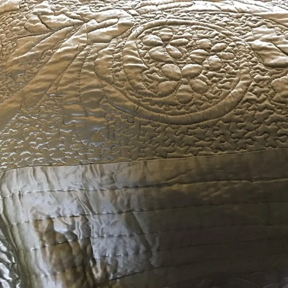 Elegant Tan/Champaign Quilted Bedspread - Picture 2 of 11